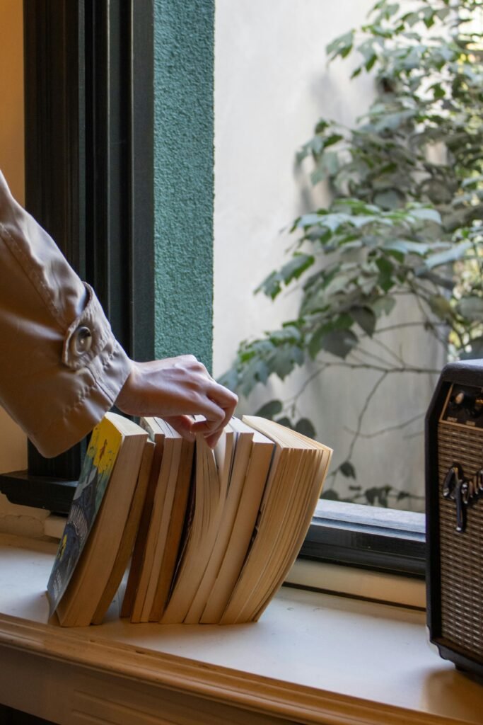 libros junto a la ventana