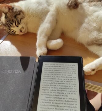 Leyendo en el Kindle mientras mi gata me pide mimitos en la tripa