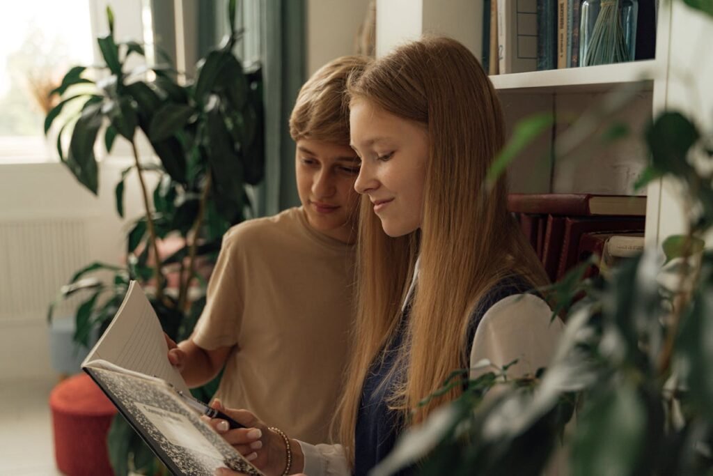 adolescentes eligiendo qué leer