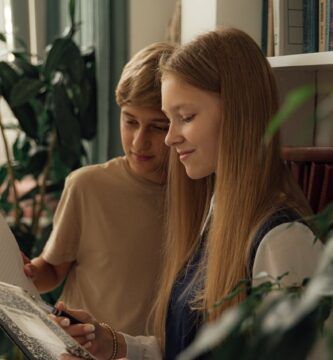 adolescentes eligiendo qué leer
