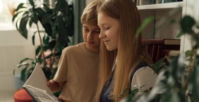 adolescentes eligiendo qué leer