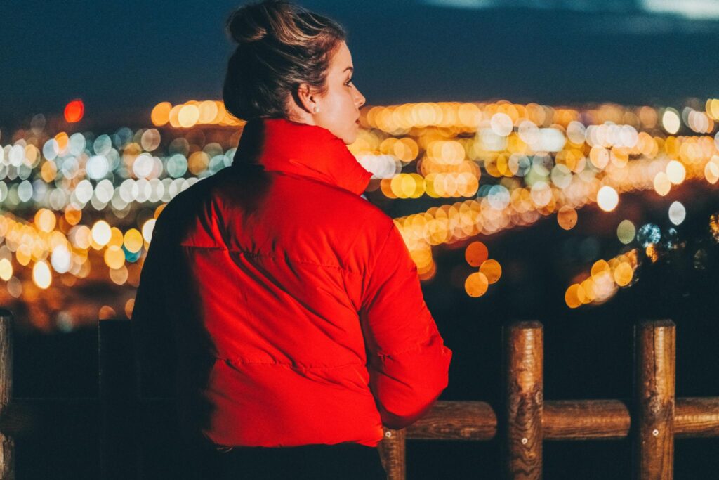 chica melancólica abrigo rojo
