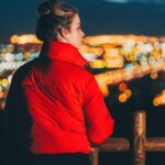chica melancólica abrigo rojo