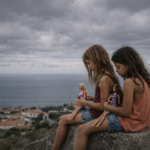 Niñas con muñecas en la costa.